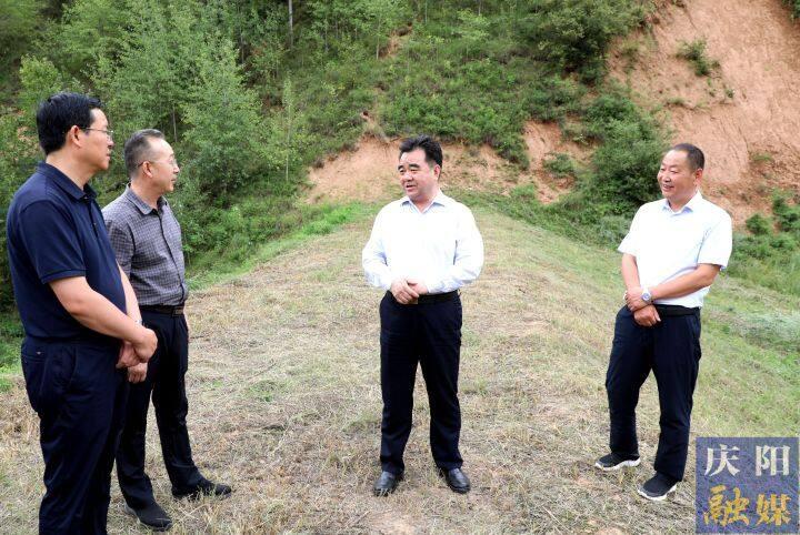 黄泽元在庆城县开展巡河检查时强调
不断提升河湖?；ぶ卫砟芰λ?绘就河畅水清岸绿景美生态画卷